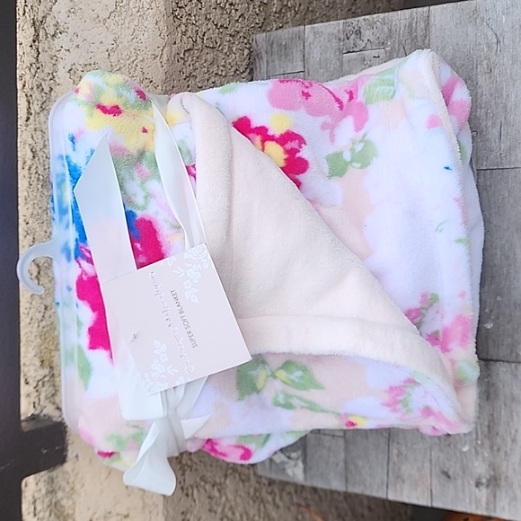 Catharine Malandrino Super Soft Blanket - Picture 1 of 4